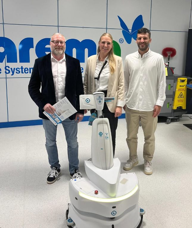 Wirth Mitarbeiter mit Reinigungsroboter auf einer Messer