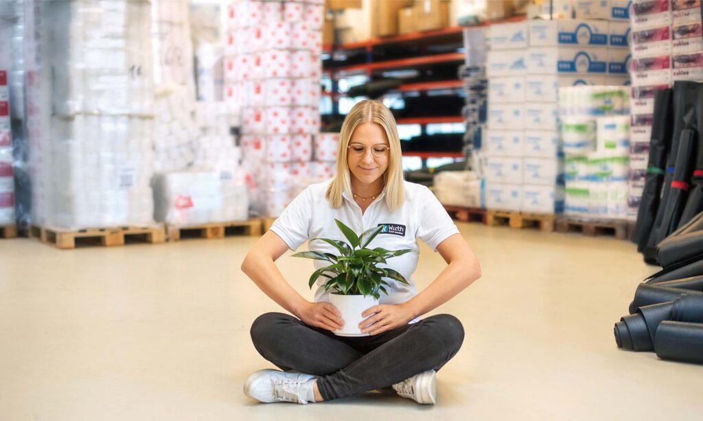 Frau sitzt in Wirth Lagerraum