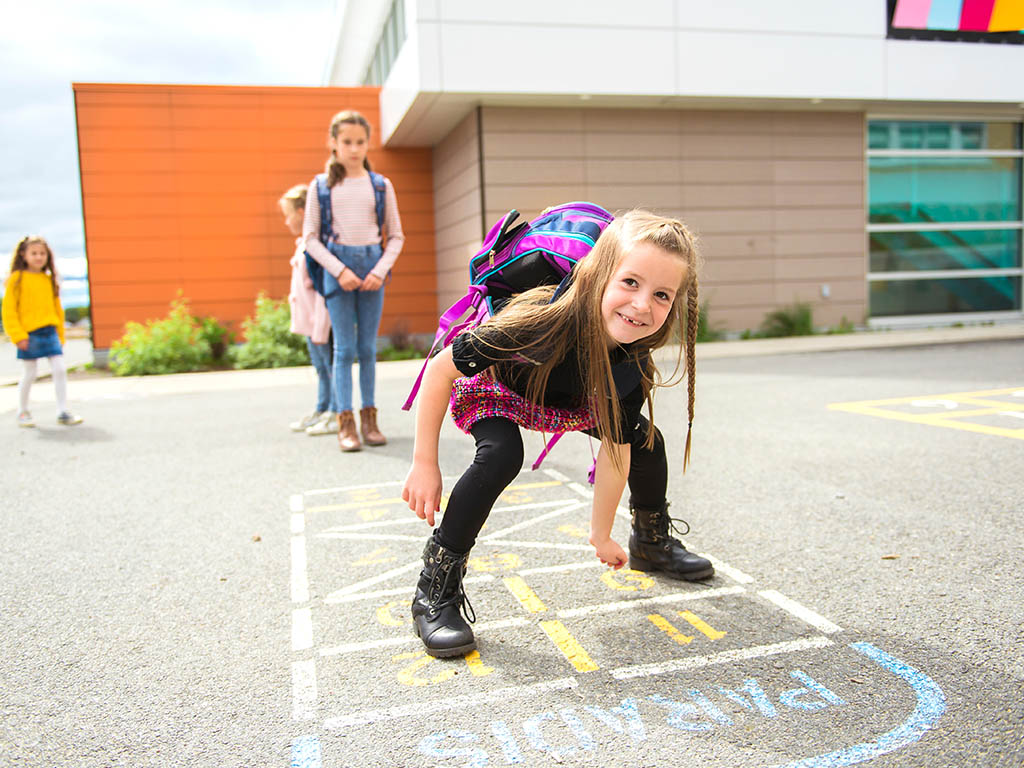Kinder spielen auf Schulhof